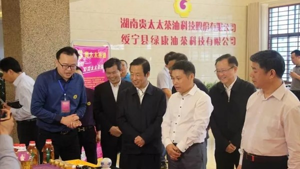 湖南省委副書記、省長許達哲視察貴太太，鼓勵貴太太打造一流茶油品牌，助力產(chǎn)業(yè)扶貧
